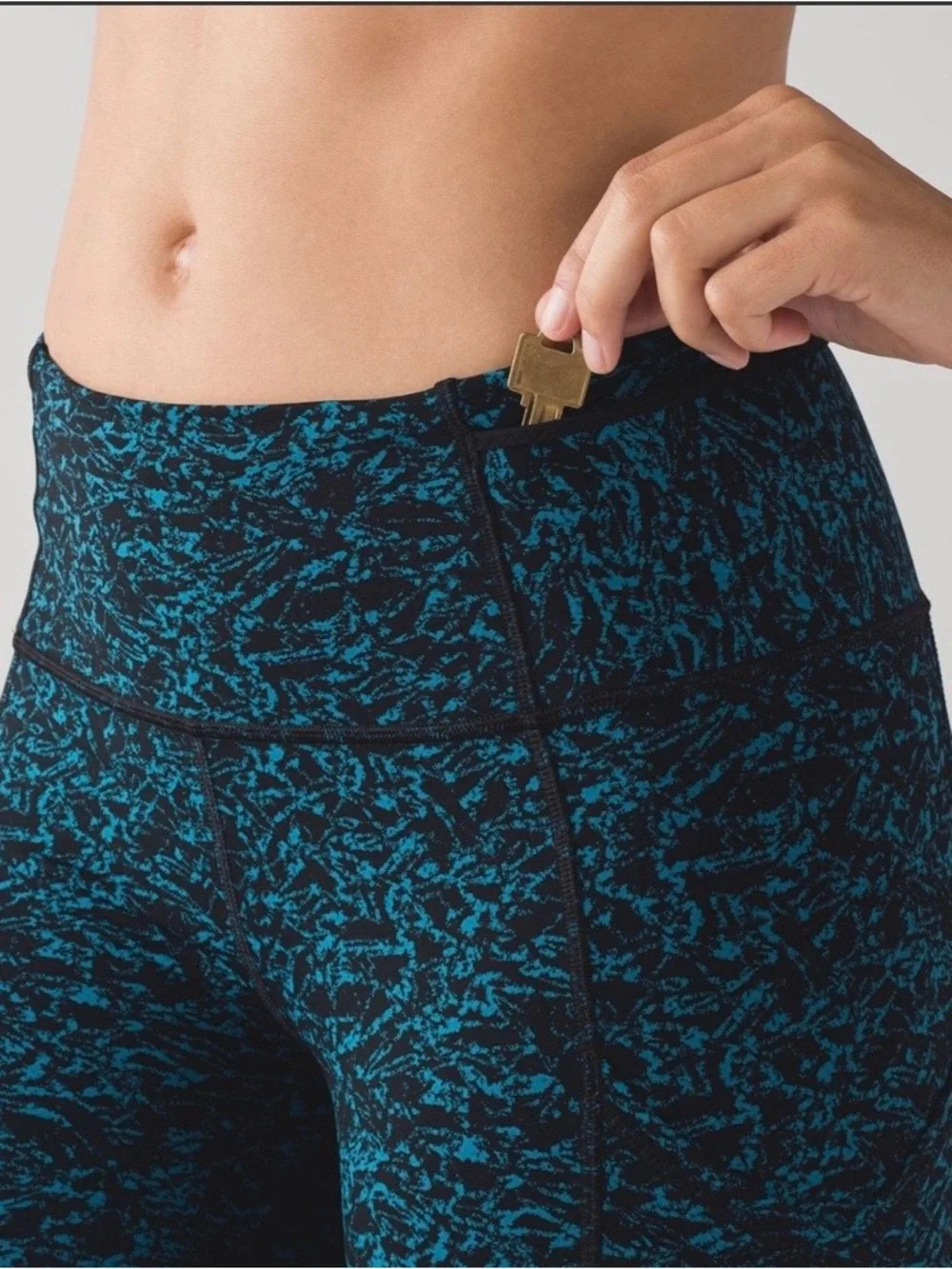 Lululemon Outrun 17” Crop in Iced Wave Capri Black